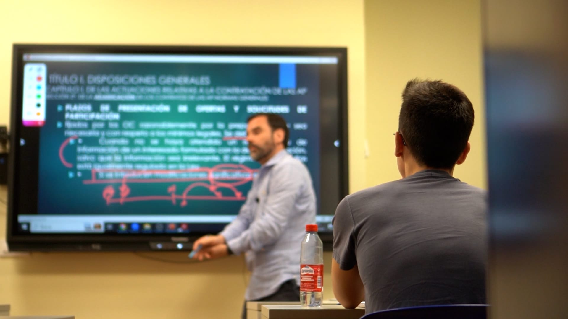 Juan Bosco Garrido durante una sesión de preparación de oposiciones en Sevilla